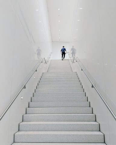 Gepflegtes Treppenhaus nach einer professionellen Treppenhausreinigung.